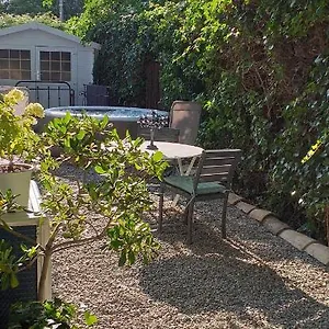 Le Petit Jardin ... LʼIsle-sur-la-Sorgue